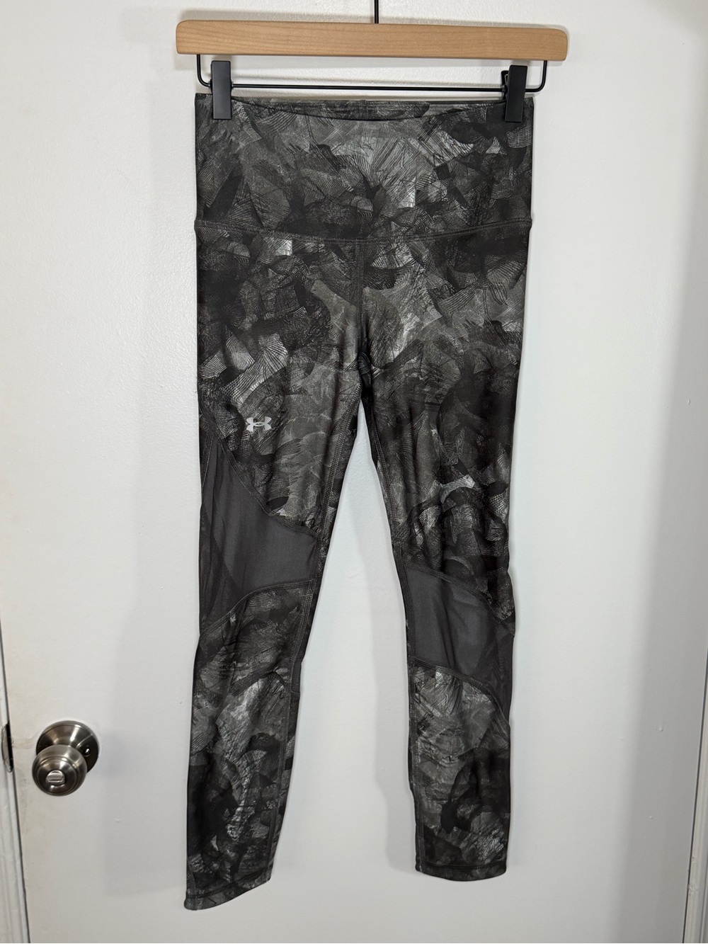 Under Armour Black and Gray High-Rise Cropped Leggings S